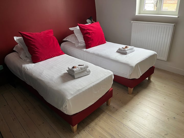 La Habitación roja, piso 2: posibilidad de 2 camas 80 x 200 cm o 1 cama doble 160 x 200 cm a su libre elección