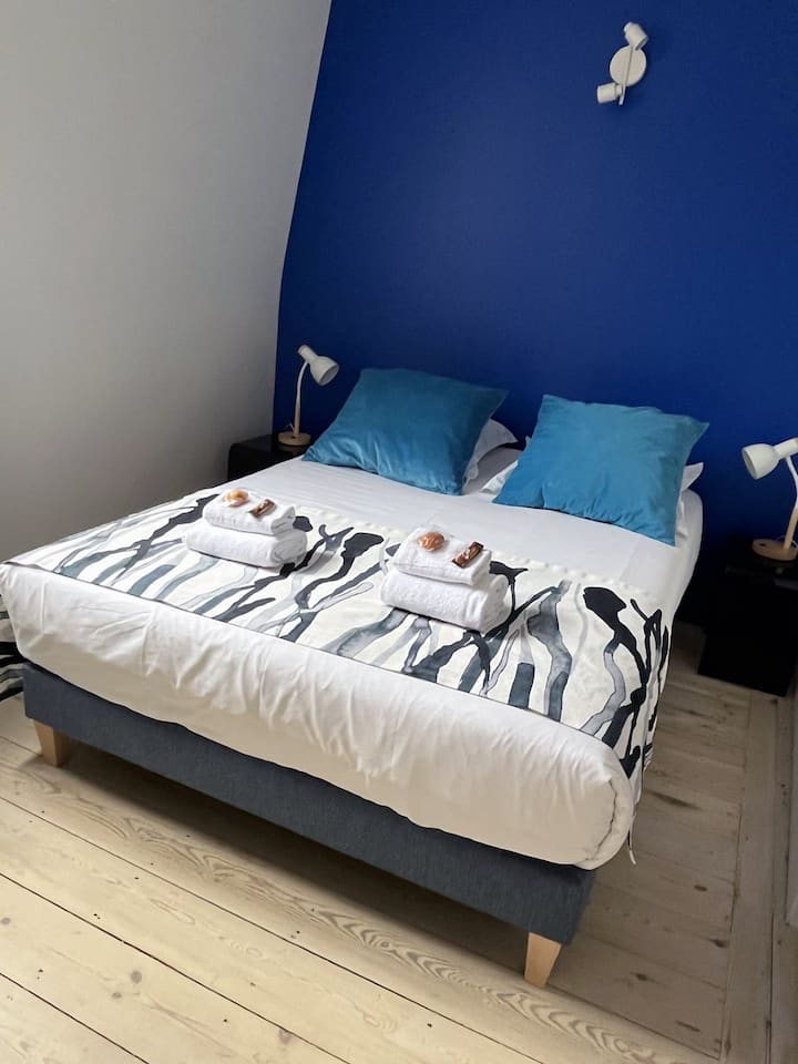 La habitación azul, segundo piso: una cama doble de 140 x 200 cm