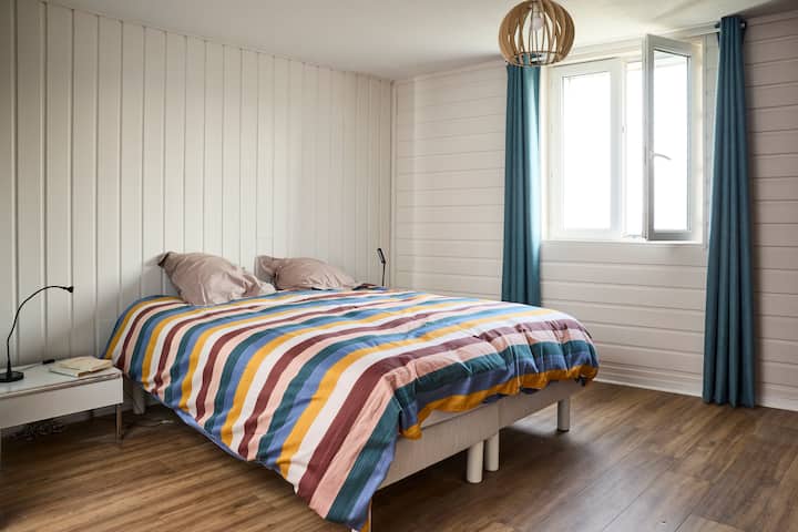 ห้องนอนใหญ่ที่มีเตียงควีนไซз (160 x 200 ซม.)