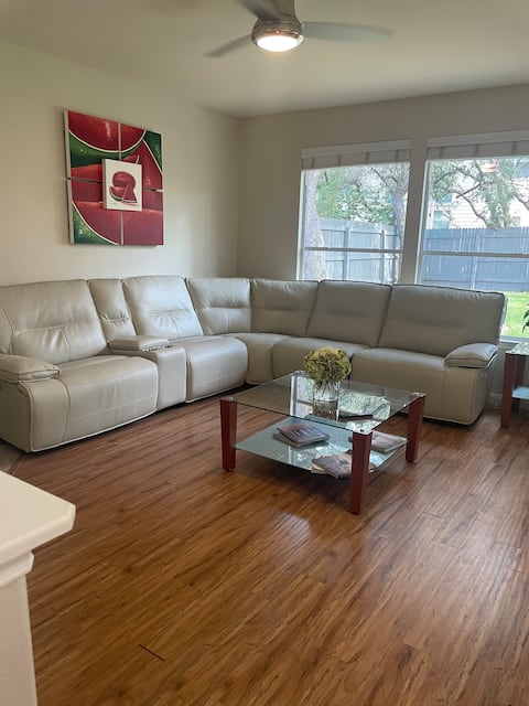 Top performing Airbnb: Top5% Stone Oak Cozy House Excellent For Families in Camp Bullis