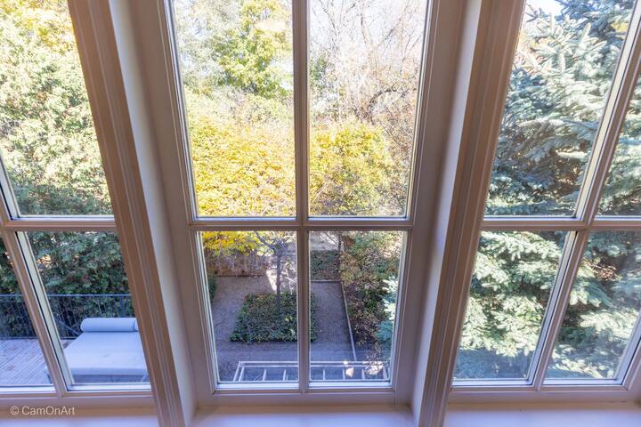 Luxe Forest Hill Retreat gallery image 4