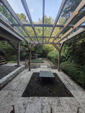 Luxe Forest Hill Retreat gallery image 3