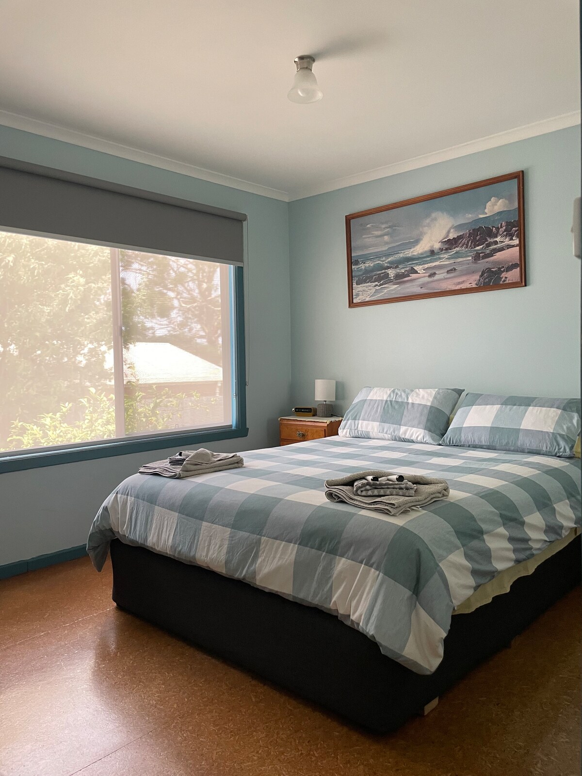 Стая 1 – двойно легло. Спално бельо. Допълнителни възглавници. Допълнителни одеяла. Съхранение на дрехи. Закачалки. Игри. Пъзели