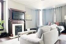 Chandler E | KING 1BD/1BA Studio Apt near Downtown