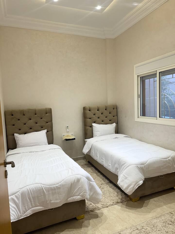 2 bed, air conditioner 