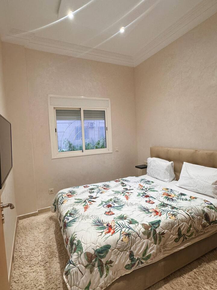 Big bed, TV, a large closets! 