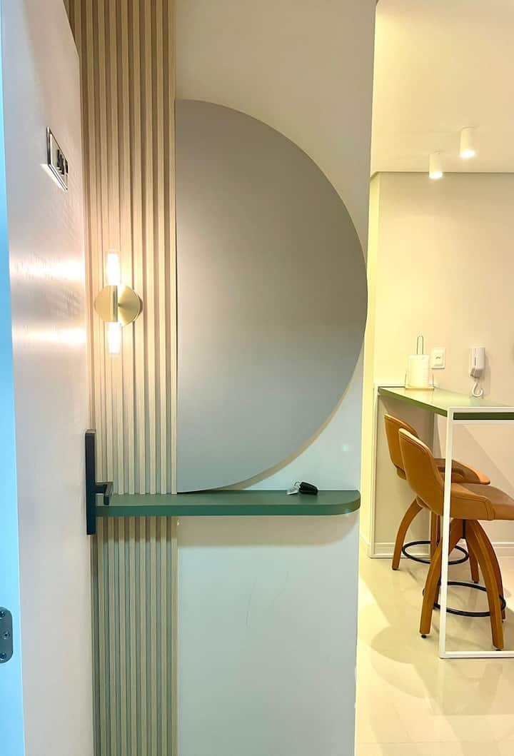 Entrando nell'appartamento si entra direttamente nell'ambiente della sala da pranzo dove è condiviso con la cucina e il soggiorno. 
La sala da pranzo è composta da 6 sedie , il divano trasforma il letto e tutte le TV sono intelligenti.