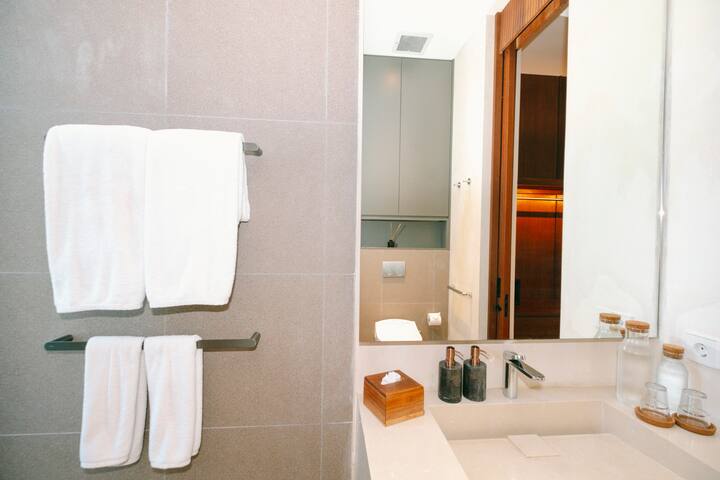 Akashi Residence: Pool Slide, Ice Bath, Gym, Chef