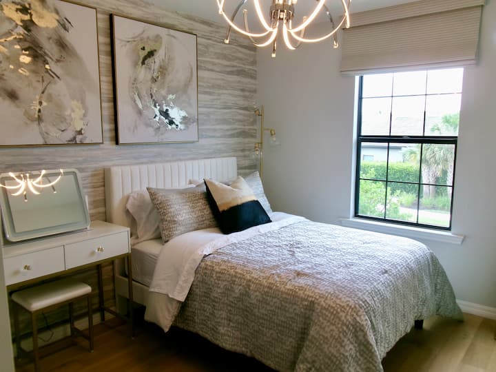 Dormitorio en la planta superior con cama de tamaño completo, escritorio/tope con espejo, cómoda con cajones, espejo de cuerpo entero, persiana opaca, armario con amplias perchas y TV de 50 pulgadas.