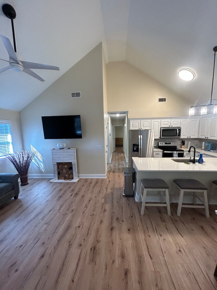 Coastal Breeze Hideaway: 7min To Downtown - Savannah, GA