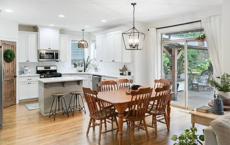 Charming Salem Getaway gallery image 4