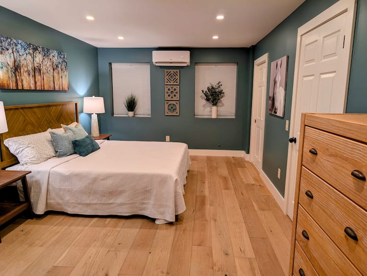 Large ensuite with king bed 