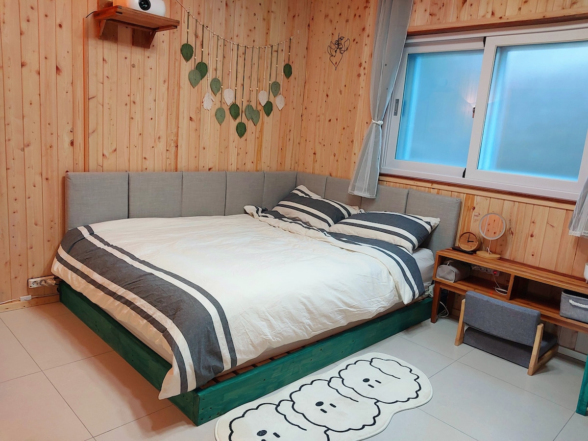 Es una habitación espaciosa separada de la sala de estar ~ ~