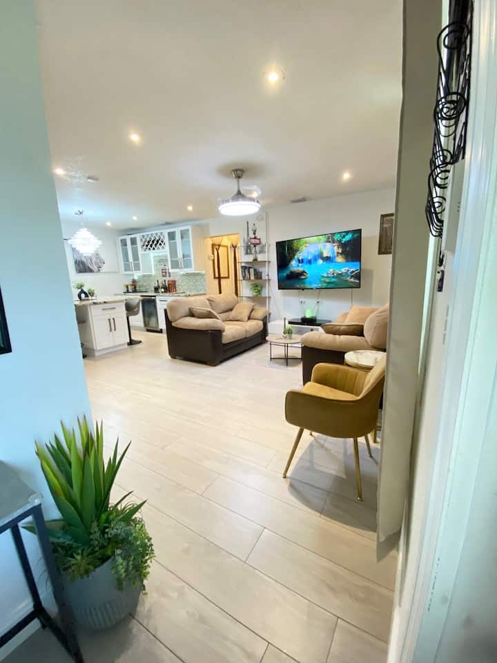 Florida Tropical Vacation Home/ With Pool Heater - Pembroke Pines, FL