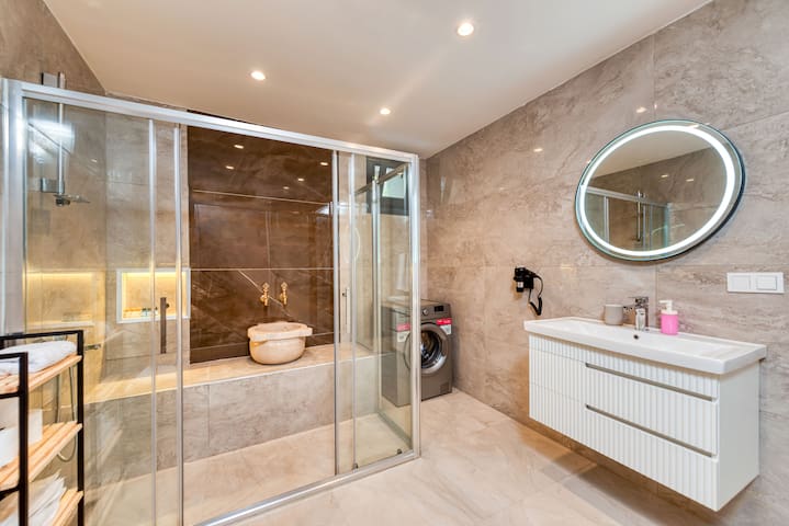 3 Bedroom flat with Turkish Bath in Sultanahmet gallery image 2