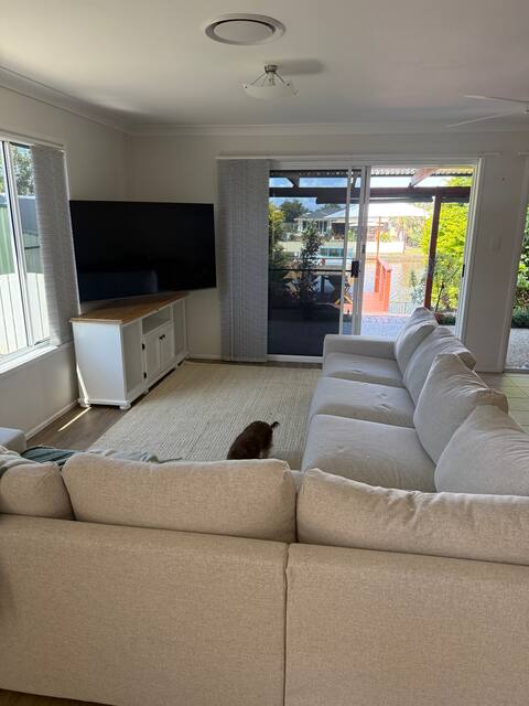 Successful Airbnb property: Pet Friendly Plunge Pool Canal View -Private Jetty in Bongaree