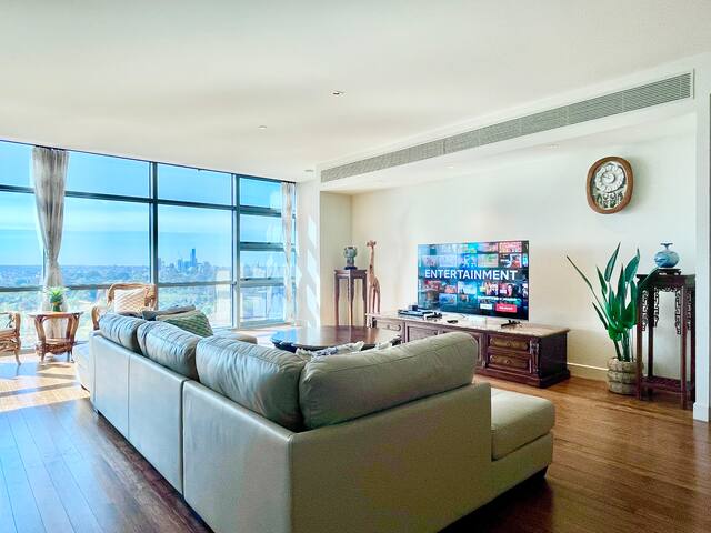 Spacious for 9pax. Crown & CBD. WiFi & Carpark gallery image 2