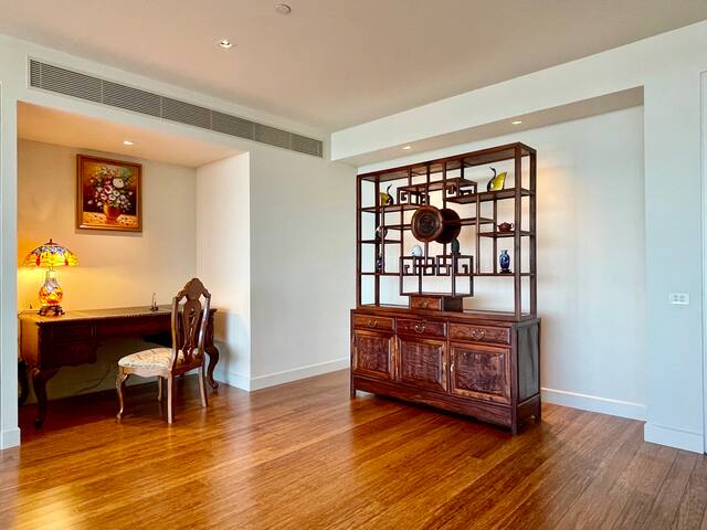 Spacious for 9pax. Crown & CBD. WiFi & Carpark gallery image 3