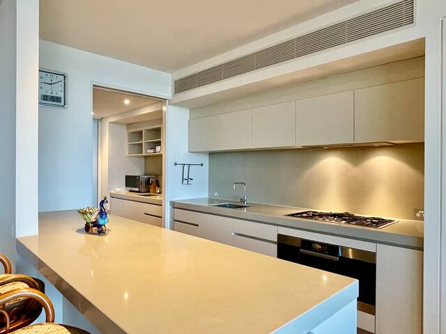 Spacious for 9pax. Crown & CBD. WiFi & Carpark gallery image 4