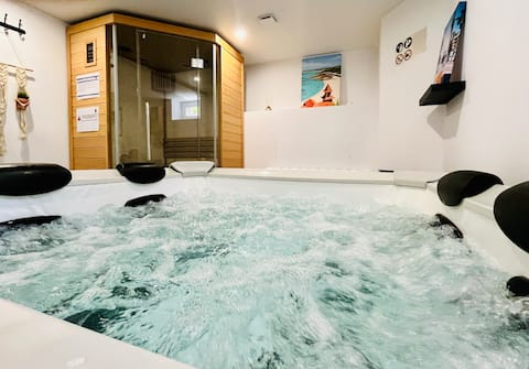 200 m from the sea: garden, jacuzzi, sauna