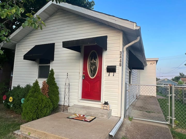 Pet Friendly South Hampton Gem 30 + Days - St. Louis, MO