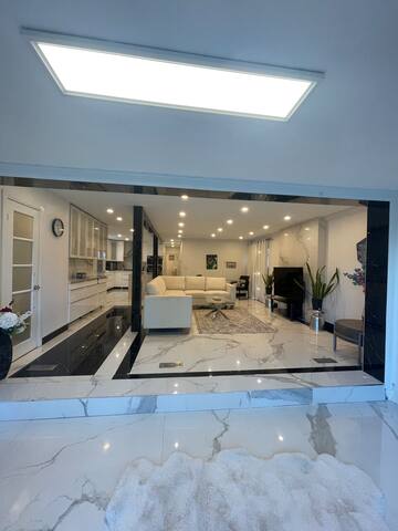 Pho King Palace at Greyabby Park with lake view