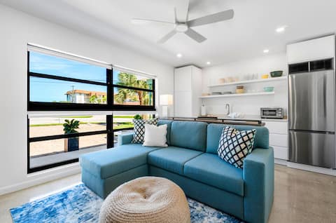 Successful Airbnb property: Seaview Suite: Peek-a-boo intracoastal views in Riviera Beach