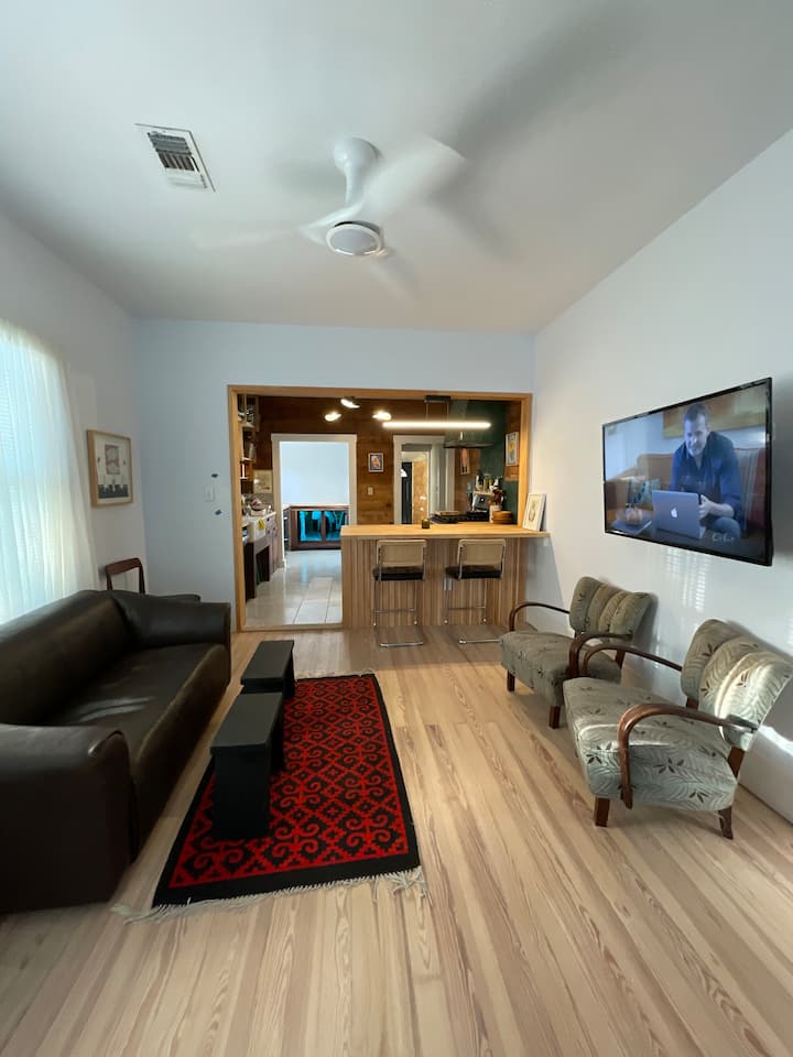 Farm Cottage In Heart Of Brenham - Brenham, TX