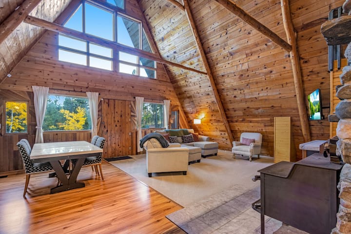 Woodland Park Scandi Cabin, Mtn Views & Hot Tub - Woodland Park, CO