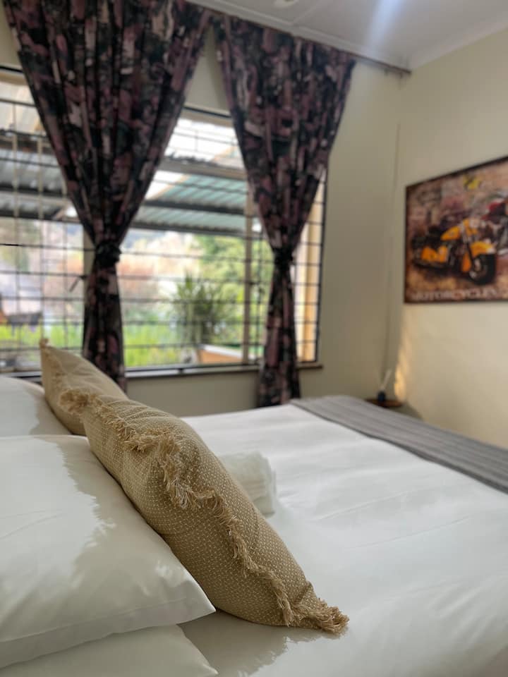 غرفة النوم في الطابق السفلي: سرير مزدوج.