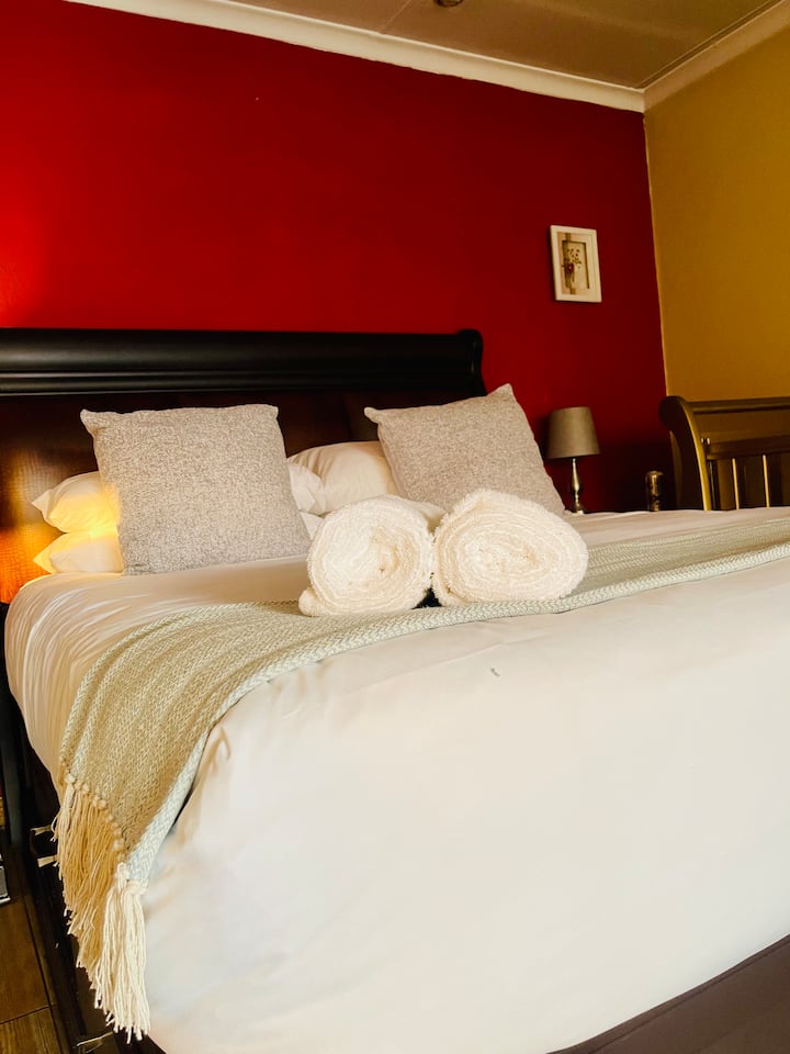 تحتوي غرفة النوم الداخلية في الطابق العلوي على خزانة ملابس كبيرة وحمام مع حوض استحمام/ جاكوزي ودش وتلفزيون ذكي ونيتفليكس ويوتيوب وتحتوي على شرفة مع مسبح وإطلالة على الجبل.