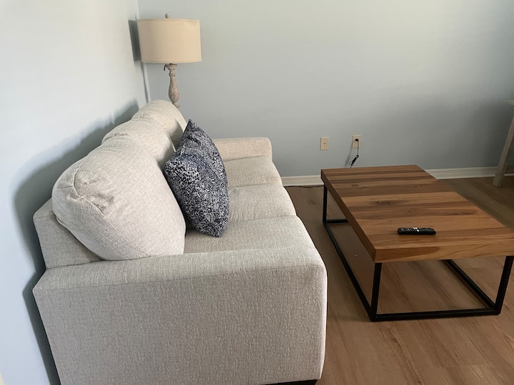 Დივანი სრული ზომის საწოლით