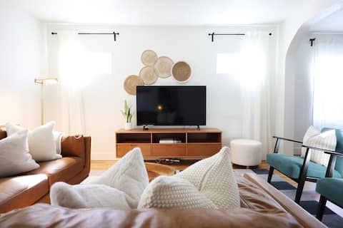 Top Airbnb: The1928 WEST• 5 BR• Mini Golf• Arcades• Pool Table in Cheyenne