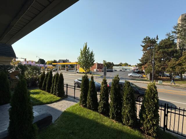 South Wedge 3BR—Your Urban Oasis! gallery image 2