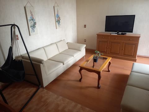 Top performing Airbnb: A spacious house with a pool table in Virreyes