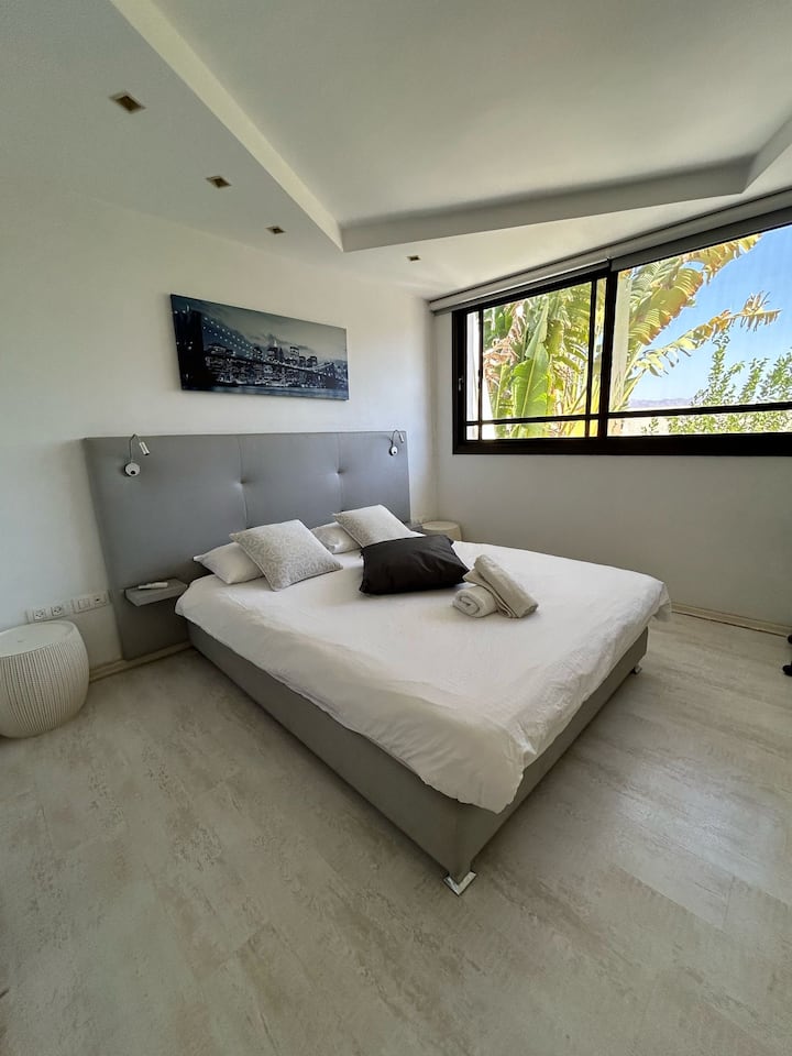 ห้องนอนใหญ่ชั้นบน 