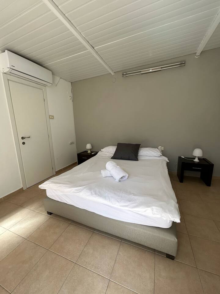 ห้องสวีทแยกต่างหากใกล้ทางเข้าบ้าน 