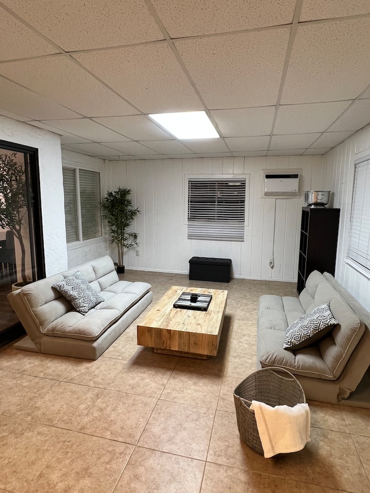 Herňa má dve futóny, ktoré sa dajú premeniť na samostatné postele pre potreby na spanie. 