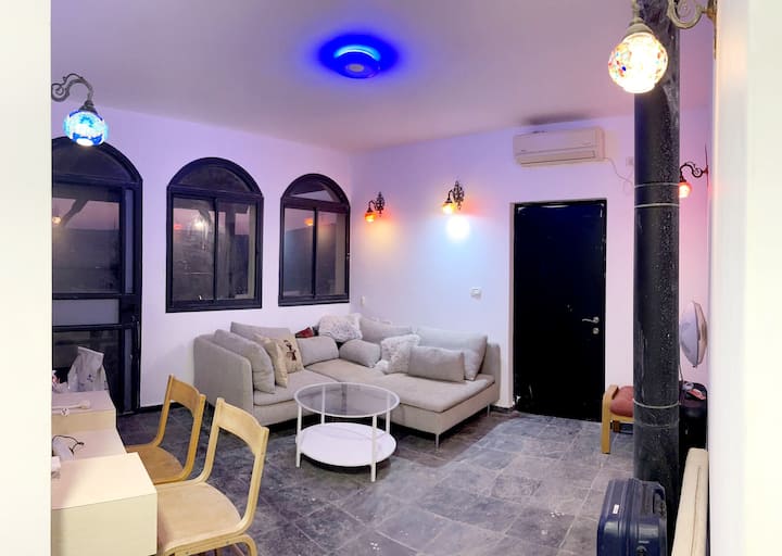 Në katin e dytë, midis apartamenteve dhe pranë ballkonit, ndodhet një dhomë ndenjjeje e madhe.



