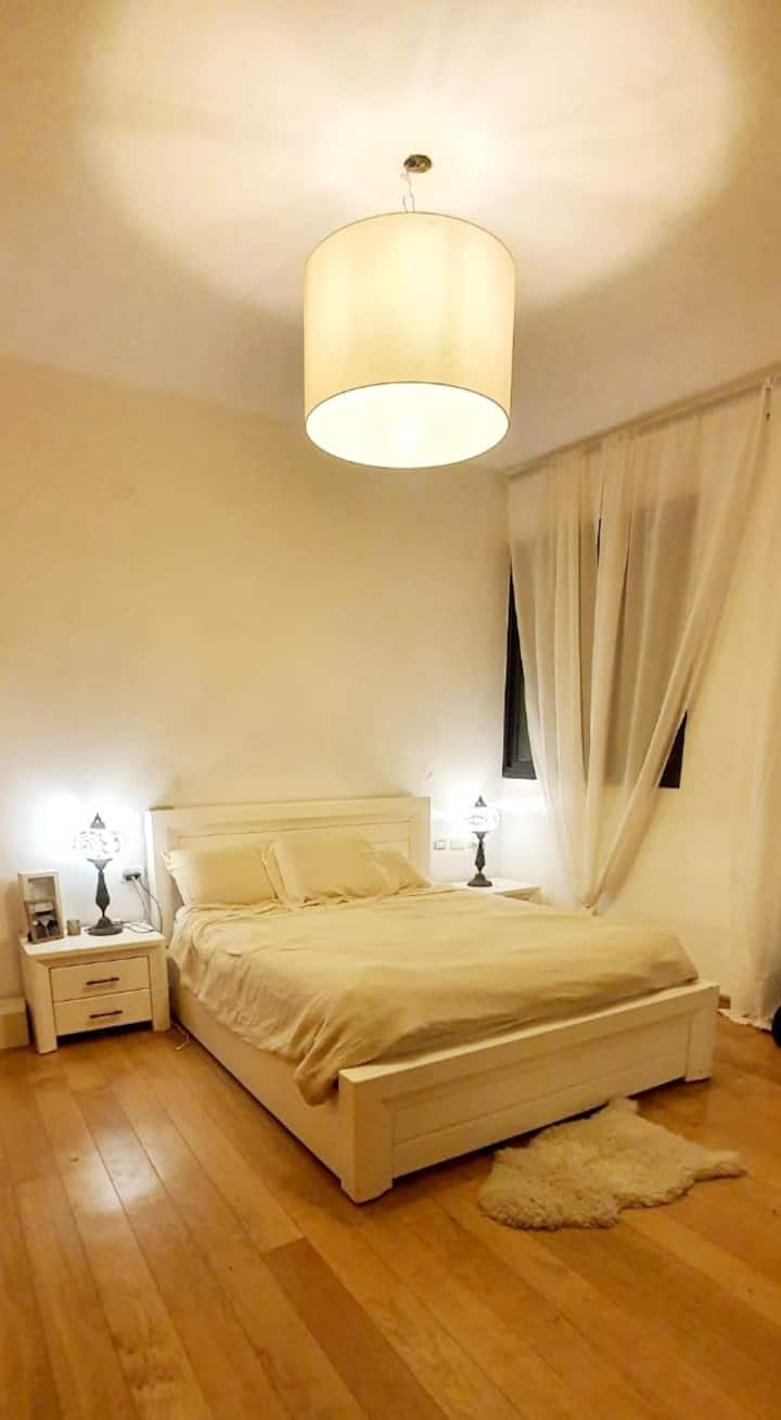 Dhomë gjumi e madhe dhe e përkëdhelur. 2 komodina për vizitorët.