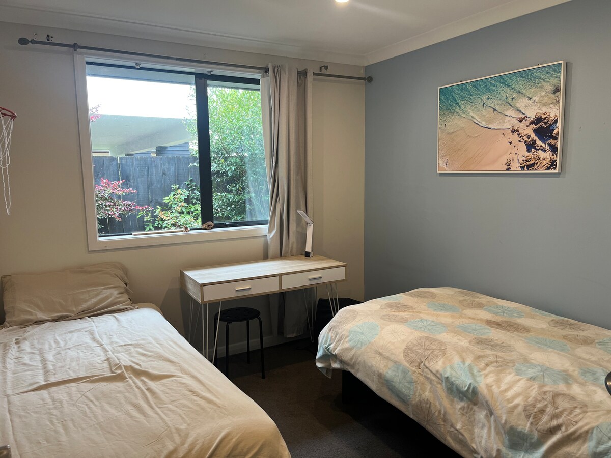 1张加大双人床单人床
1张单人床