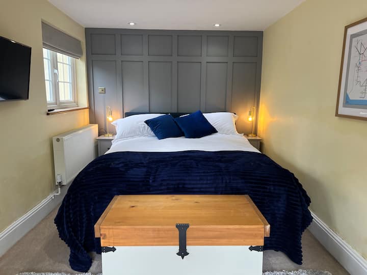 Dhomë gjumi në kopsht. Krevat dopio "king size". 