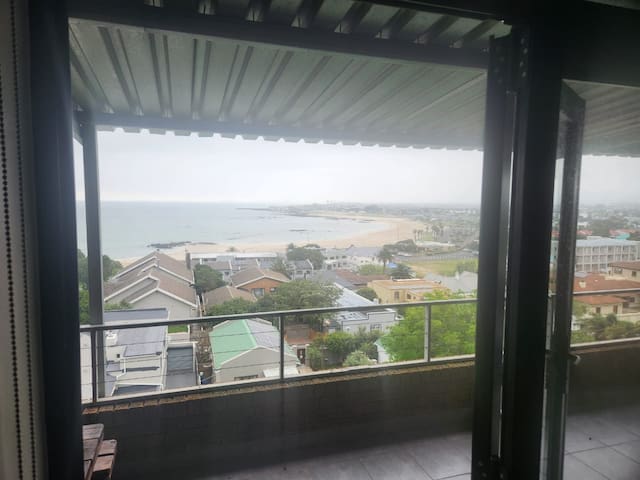 3 bedroom top floor Gordonsbay
