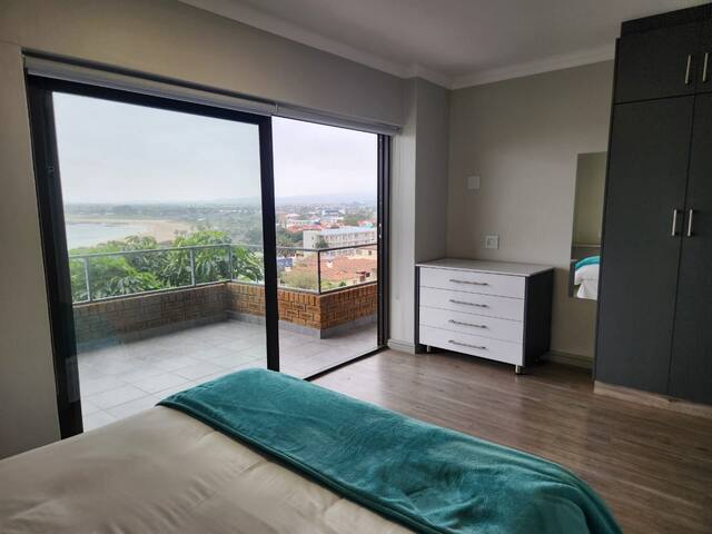 3 bedroom sea view Gordonsbay gallery image 3