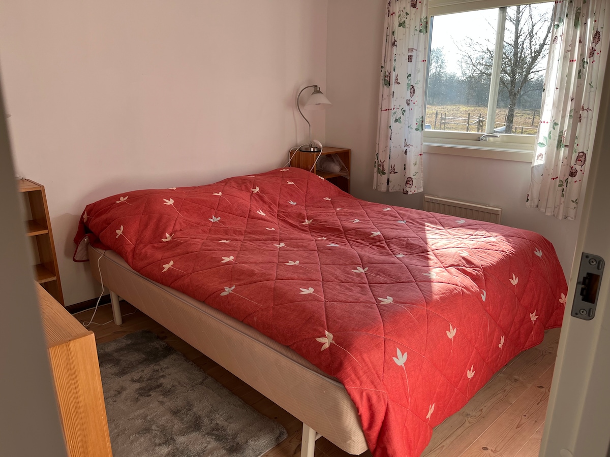 此外，这间卧室很僻静，可俯瞰牧场花园。 两张单人床可以轻松分开