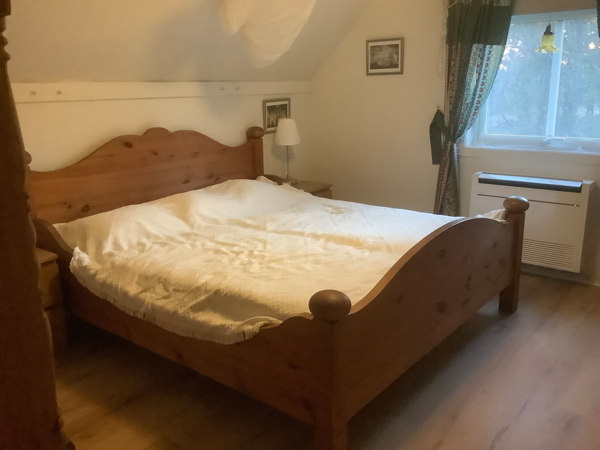 热泵与餐厅共用外面。 两者都必须使用相同的功能，无论是加热还是制冷
房间面积宽敞，可放置旅行床。 如果孩子想与父母同住一间房，可提供额外的床垫。