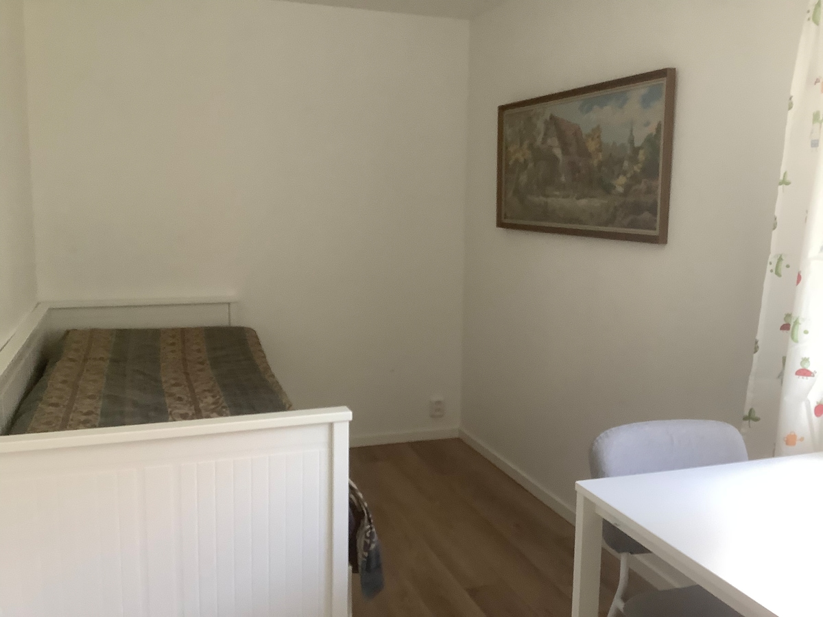 沙发在折叠位置可睡两人。 床上用品存放在床下的三个抽屉中。