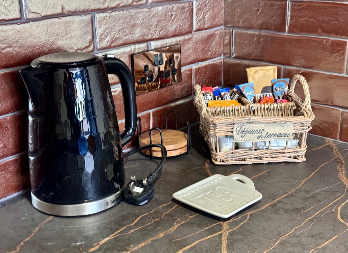 Top performing Airbnb: The Holly Bush in Solihull