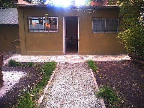Airbnb con mejor rendimiento: House for 2 people with patio en Parque Camet