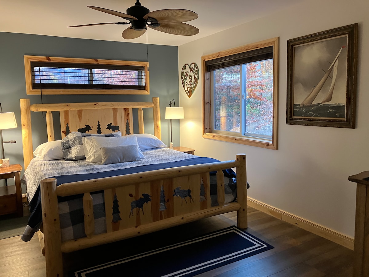 Голямо двойно легло със смарт телевизор, голям килер, стойка за зареждане и вентилатор на тавана